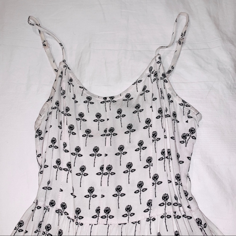 ✨ BLACK AND WHITE ROSES DRESS ✨ - Picture 3 of 5